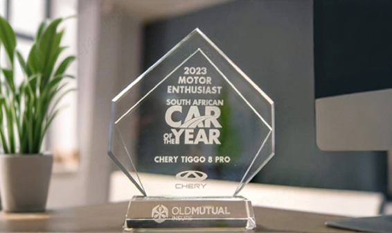 Kristallglas-Trophäe für Chery Tiggo 8 Pro als südafrikanisches Auto des Jahres 2023 von Motor Enthusiast und Old Mutual