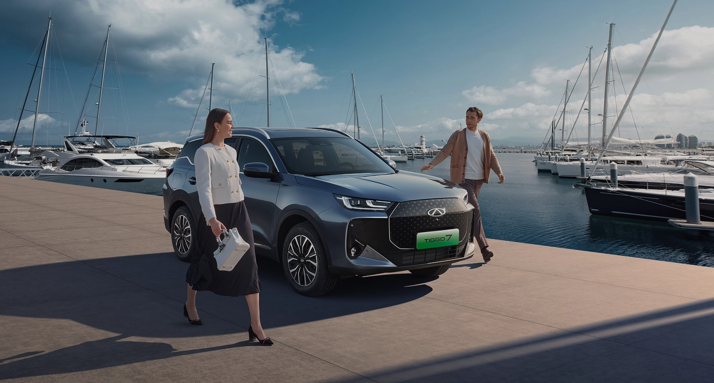 Zwei Personen mit einem Chery Tiggo 7 am Hafen